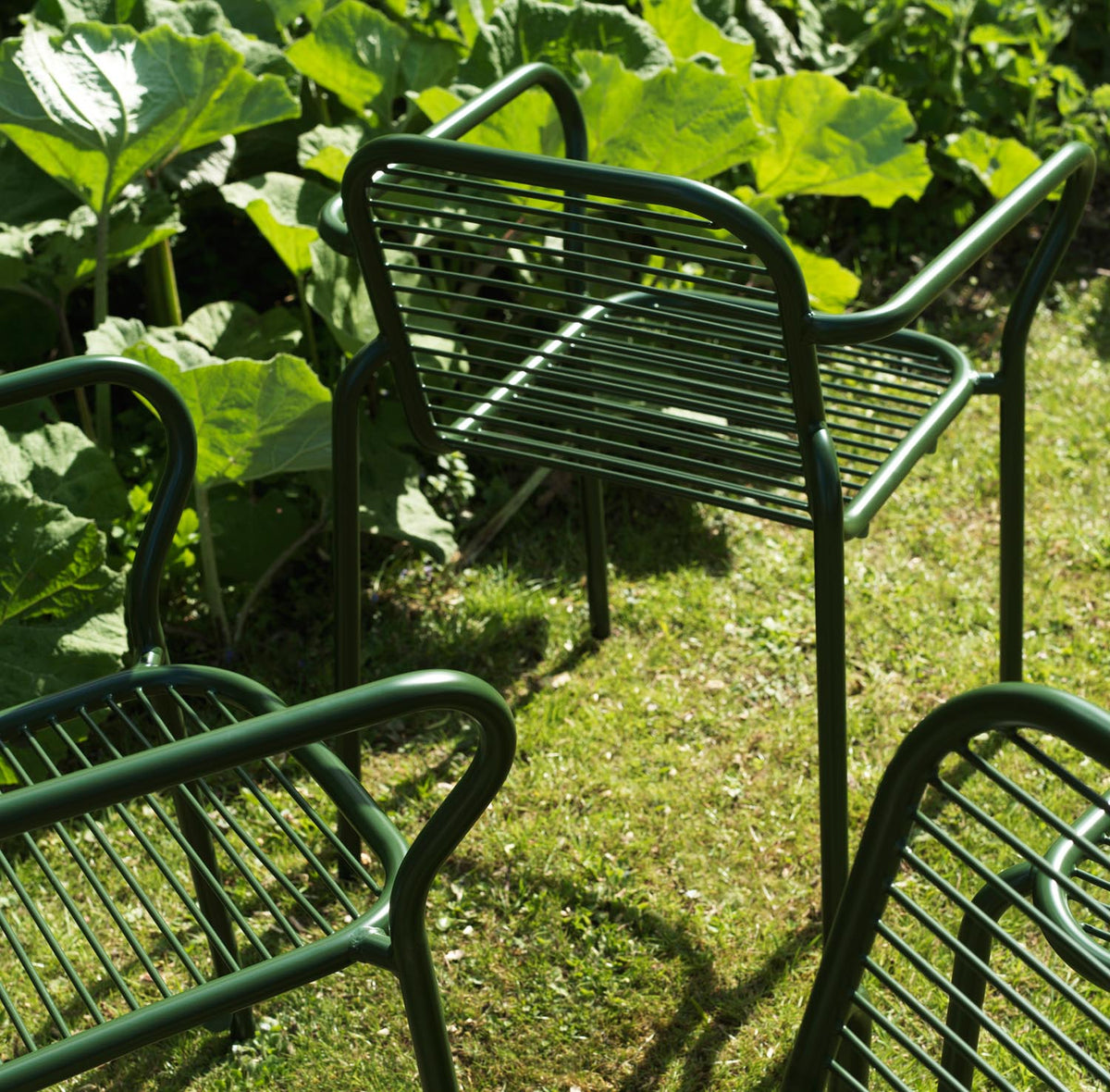 Vig Armlehnstuhl in Dunkelgrün präsentiert im Onlineshop von KAQTU Design AG. Gartenstuhl mit Armlehnen ist von Normann Copenhagen