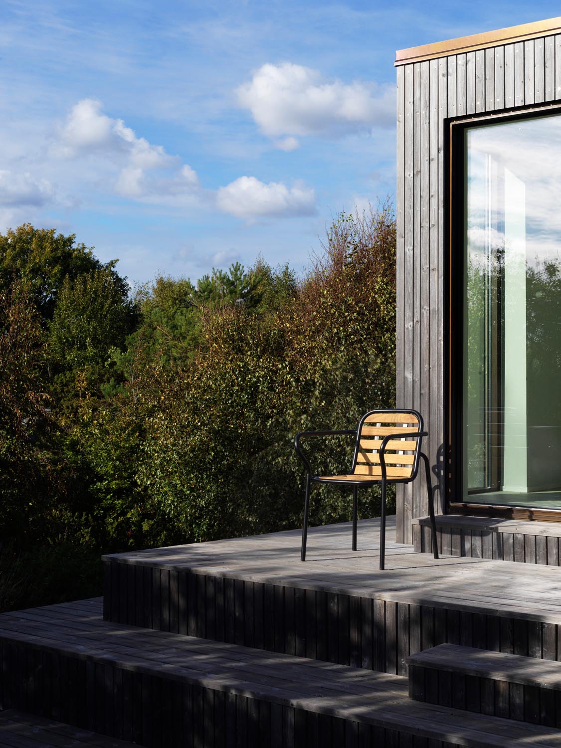 Vig Robinia Armlehnstuhl in Schwarz präsentiert im Onlineshop von KAQTU Design AG. Gartenstuhl mit Armlehnen ist von Normann Copenhagen
