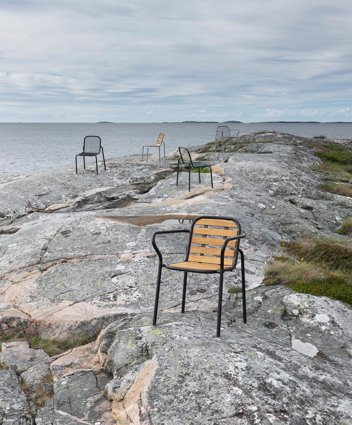 Vig Robinia Armlehnstuhl in Schwarz präsentiert im Onlineshop von KAQTU Design AG. Gartenstuhl mit Armlehnen ist von Normann Copenhagen