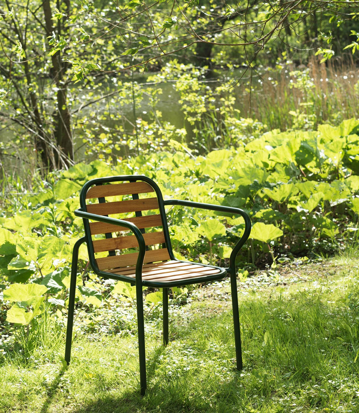 Vig Robinia Armlehnstuhl in Dunkelgrün präsentiert im Onlineshop von KAQTU Design AG. Gartenstuhl mit Armlehnen ist von Normann Copenhagen