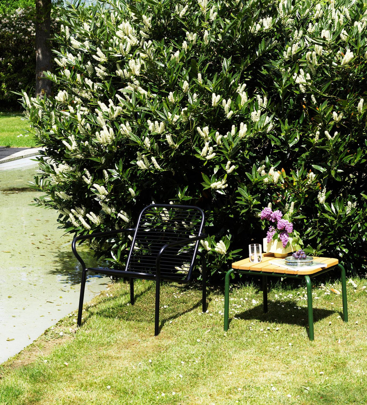 Vig Loungesessel in Schwarz präsentiert im Onlineshop von KAQTU Design AG. Outdoor-Sessel mit Armlehnen ist von Normann Copenhagen