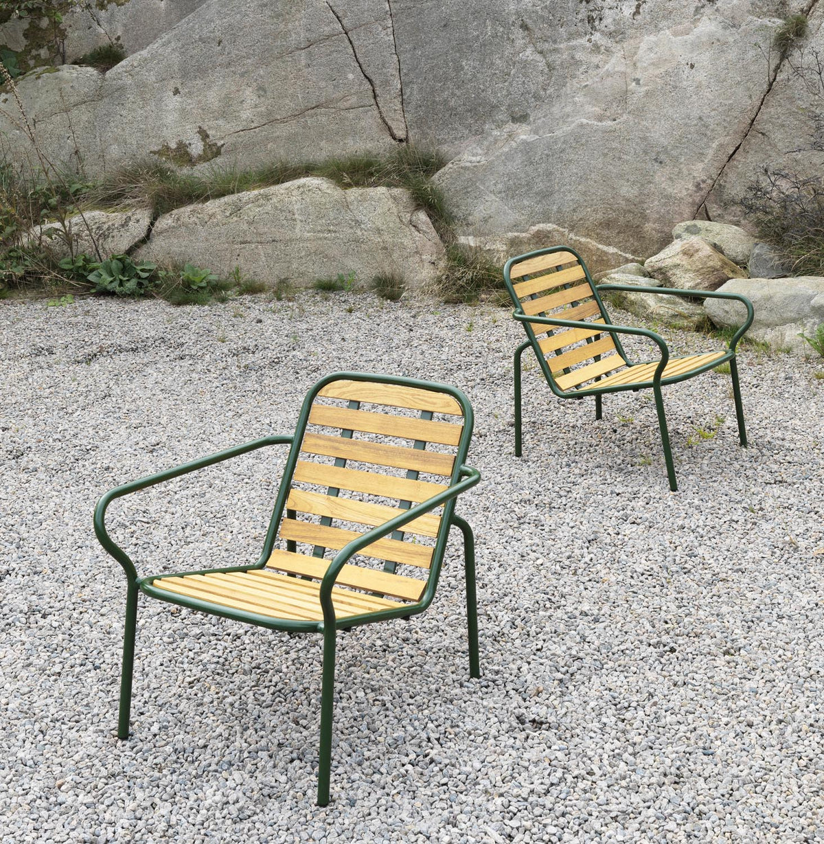 Vig Robinia Loungesessel in Schwarz präsentiert im Onlineshop von KAQTU Design AG. Outdoor-Sessel mit Armlehnen ist von Normann Copenhagen