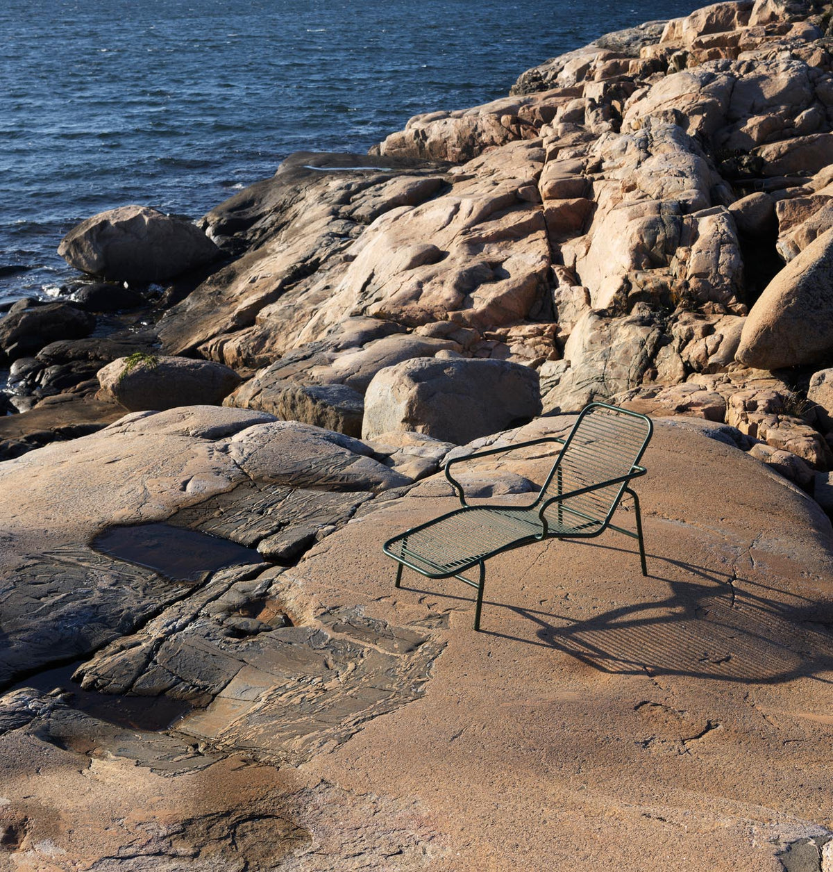 Vig Liegestuhl in Dunkelgrün präsentiert im Onlineshop von KAQTU Design AG. Liegestuhl ist von Normann Copenhagen