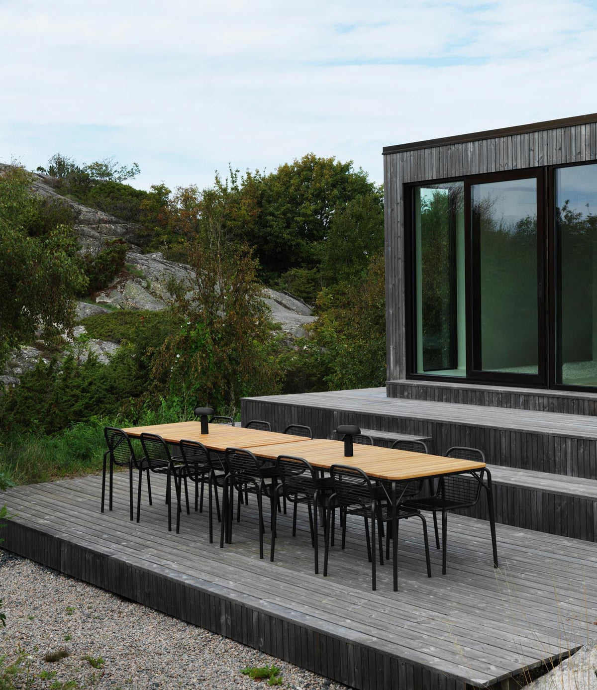 Vig Robinia Tisch in Dunkelgrün präsentiert im Onlineshop von KAQTU Design AG. Gartentisch ist von Normann Copenhagen