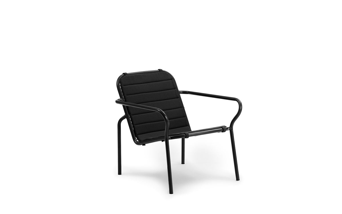 Flaches schwarzes Sitzkissen aus Memory-Schaum mit Polyester-Bezug und Paspelierung, mit Klettbändern zur Befestigung am Lounge-Sessel.