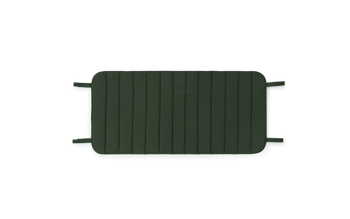 Flaches schwarzes Sitzkissen aus Memory-Schaum mit Polyester-Bezug und Paspelierung, mit Klettbändern zur Befestigung am Lounge-Sessel.
