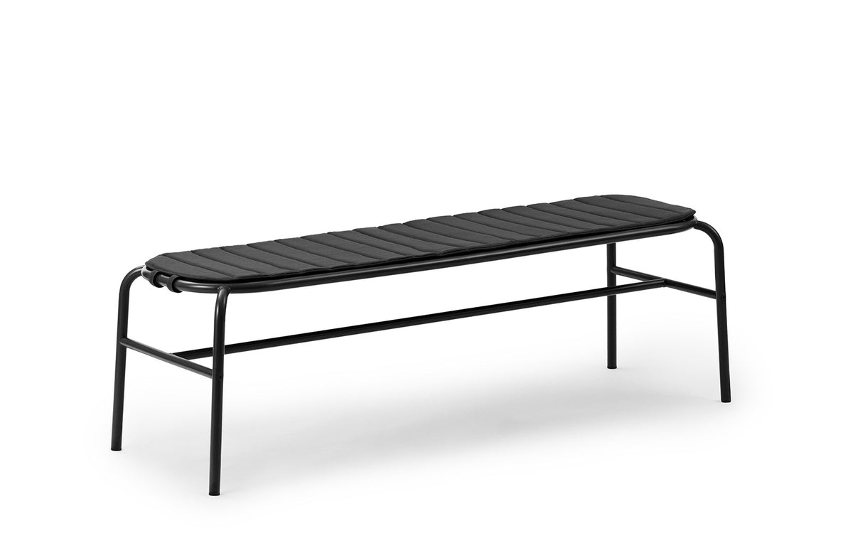 Schwarzes Sitzkissen der Vig Kollektion aus Memory-Schaum und Polyester mit Paspelierung und Klettbändern zur Befestigung.