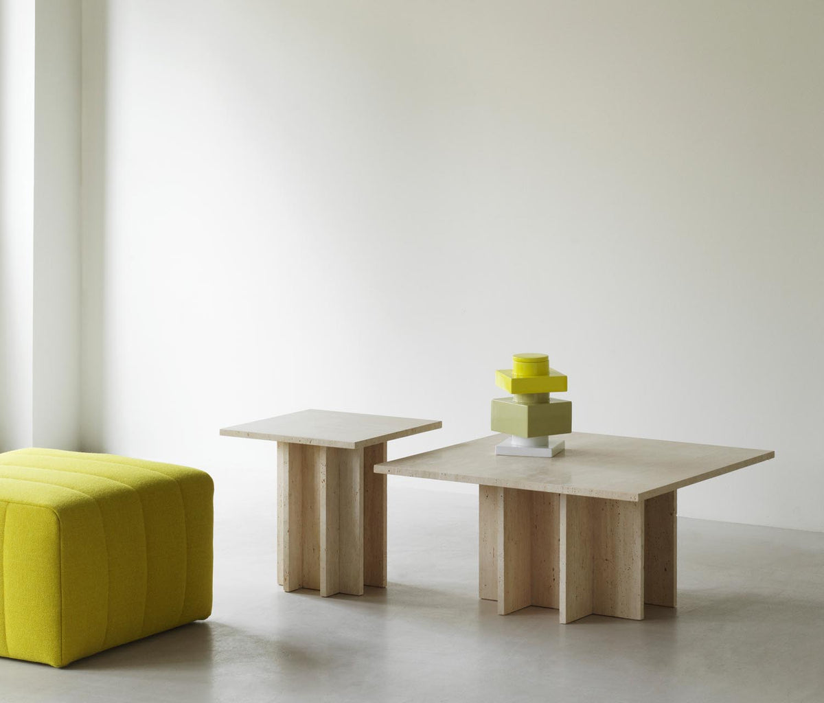 Edge Couchtisch Klein Travertin in präsentiert im Onlineshop von KAQTU Design AG. Beistelltisch ist von Normann Copenhagen
