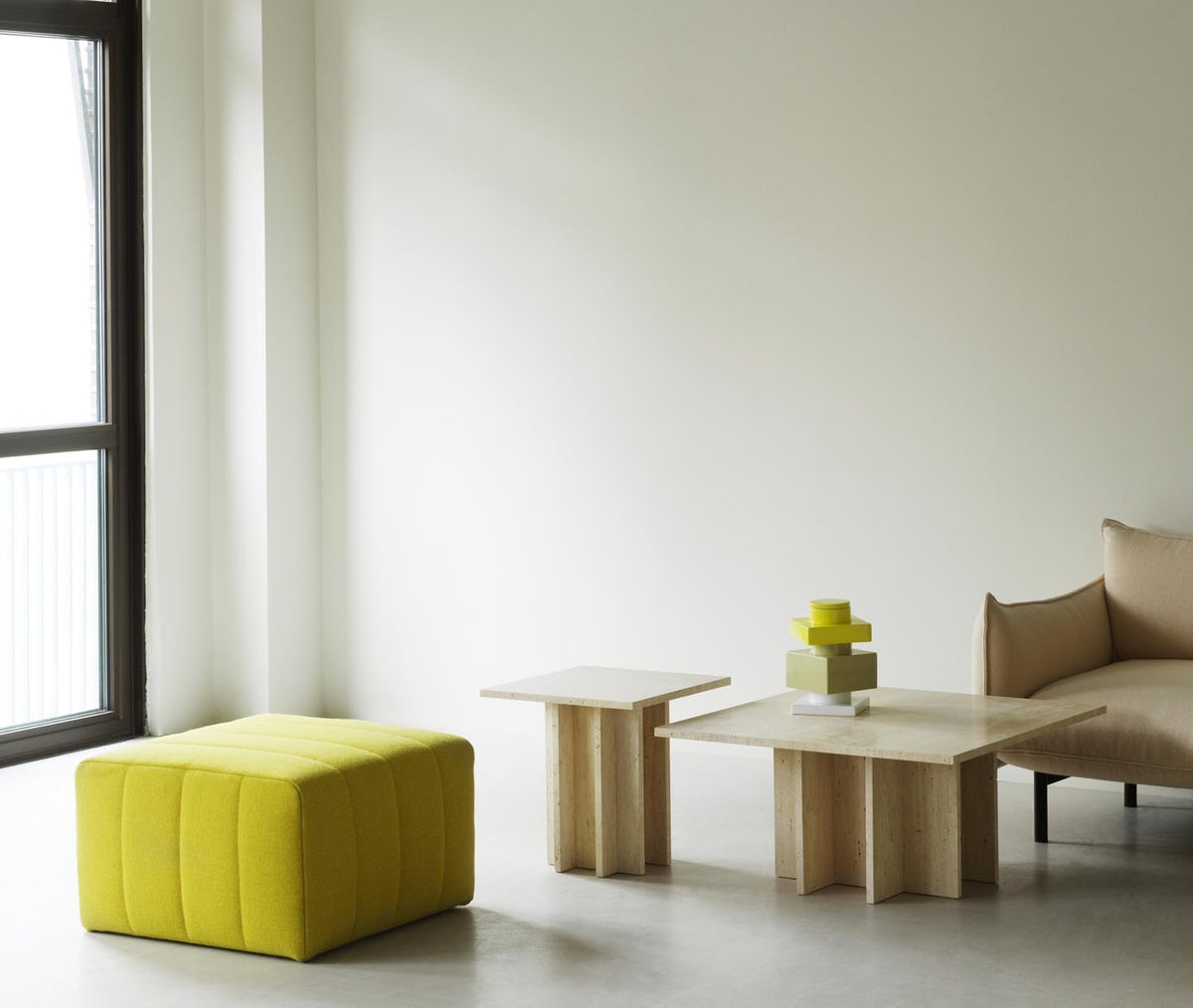Edge Couchtisch Klein Travertin in präsentiert im Onlineshop von KAQTU Design AG. Beistelltisch ist von Normann Copenhagen