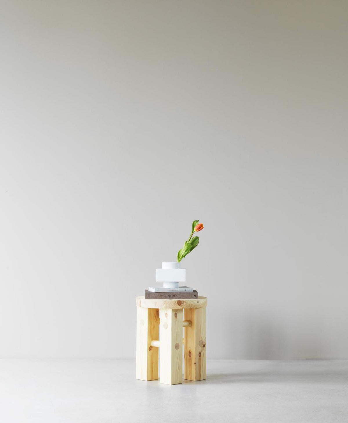 Fyr Hocker in präsentiert im Onlineshop von KAQTU Design AG. Hocker ist von Normann Copenhagen