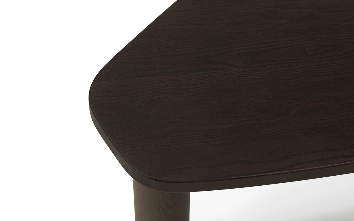 Sculp Couchtisch Klein Braun Gebeiztes Eschenholz in präsentiert im Onlineshop von KAQTU Design AG. Couchtisch ist von Normann Copenhagen