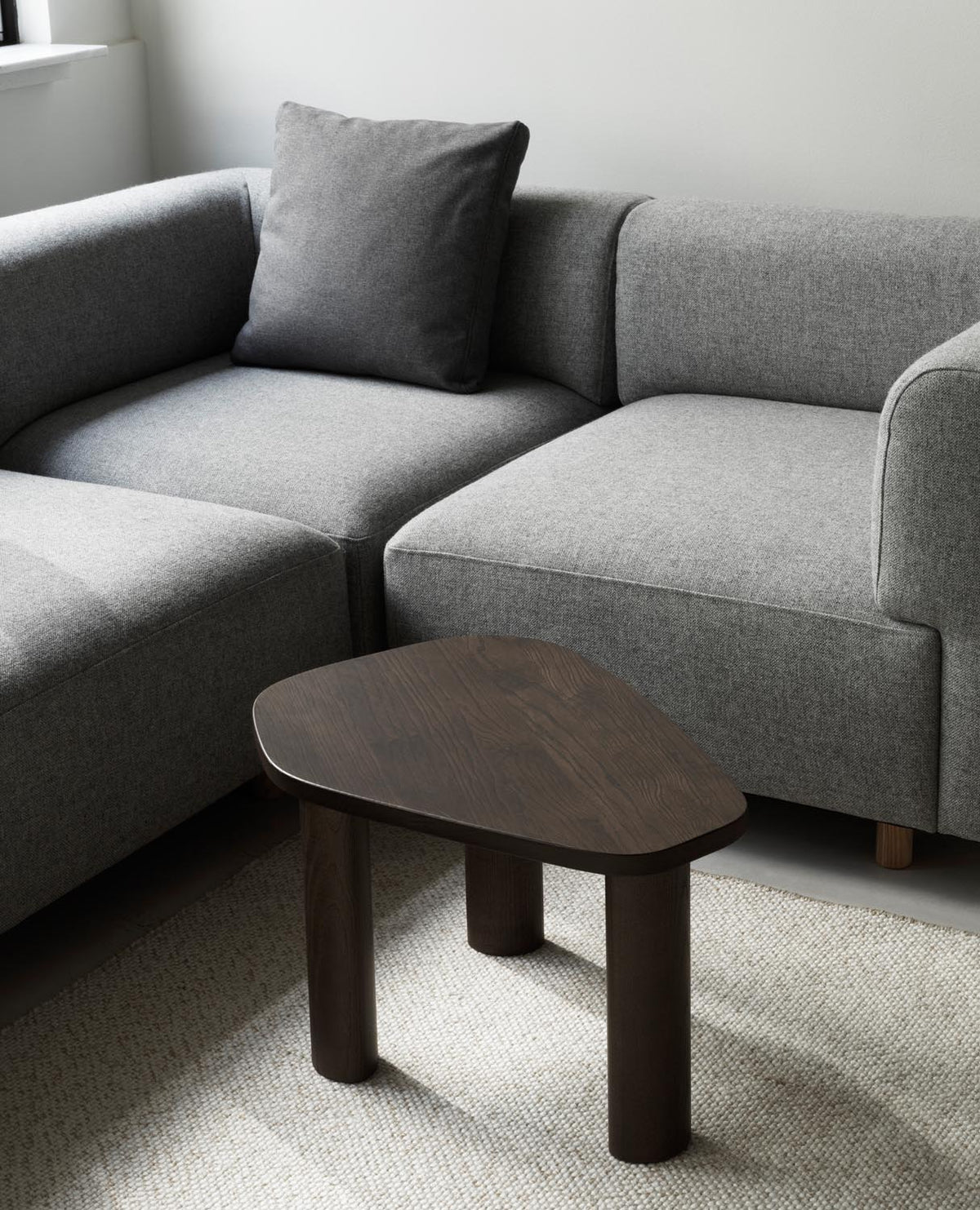 Sculp Couchtisch Klein Braun Gebeiztes Eschenholz in präsentiert im Onlineshop von KAQTU Design AG. Couchtisch ist von Normann Copenhagen