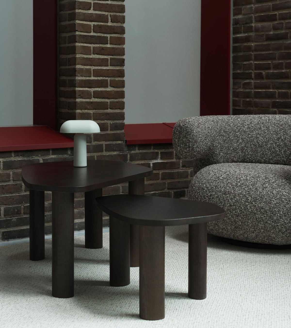 Sculp Couchtisch Klein Braun Gebeiztes Eschenholz in präsentiert im Onlineshop von KAQTU Design AG. Couchtisch ist von Normann Copenhagen