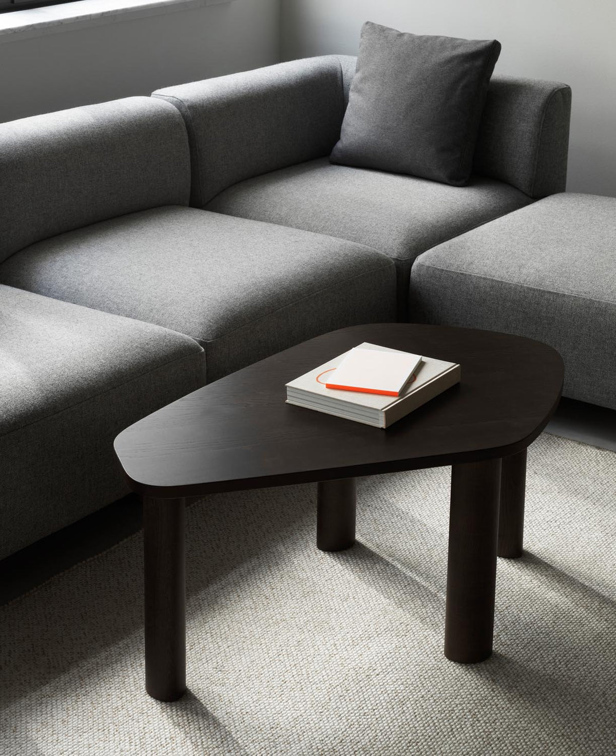 Sculp Couchtisch Gross Braun Gebeiztes Eschenholz in Brown präsentiert im Onlineshop von KAQTU Design AG. Couchtisch ist von Normann Copenhagen