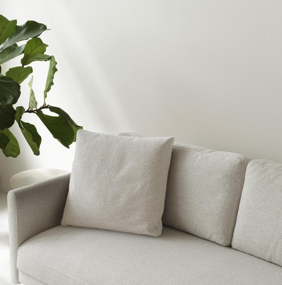 Rar Sofa 3 Sitzer in Venezia Off-White präsentiert im Onlineshop von KAQTU Design AG. 3er Sofa ist von Normann Copenhagen