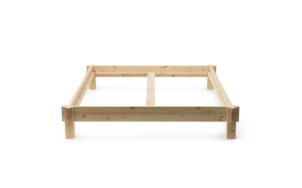 Notch Bettgestell in präsentiert im Onlineshop von KAQTU Design AG. Bett ist von Normann Copenhagen