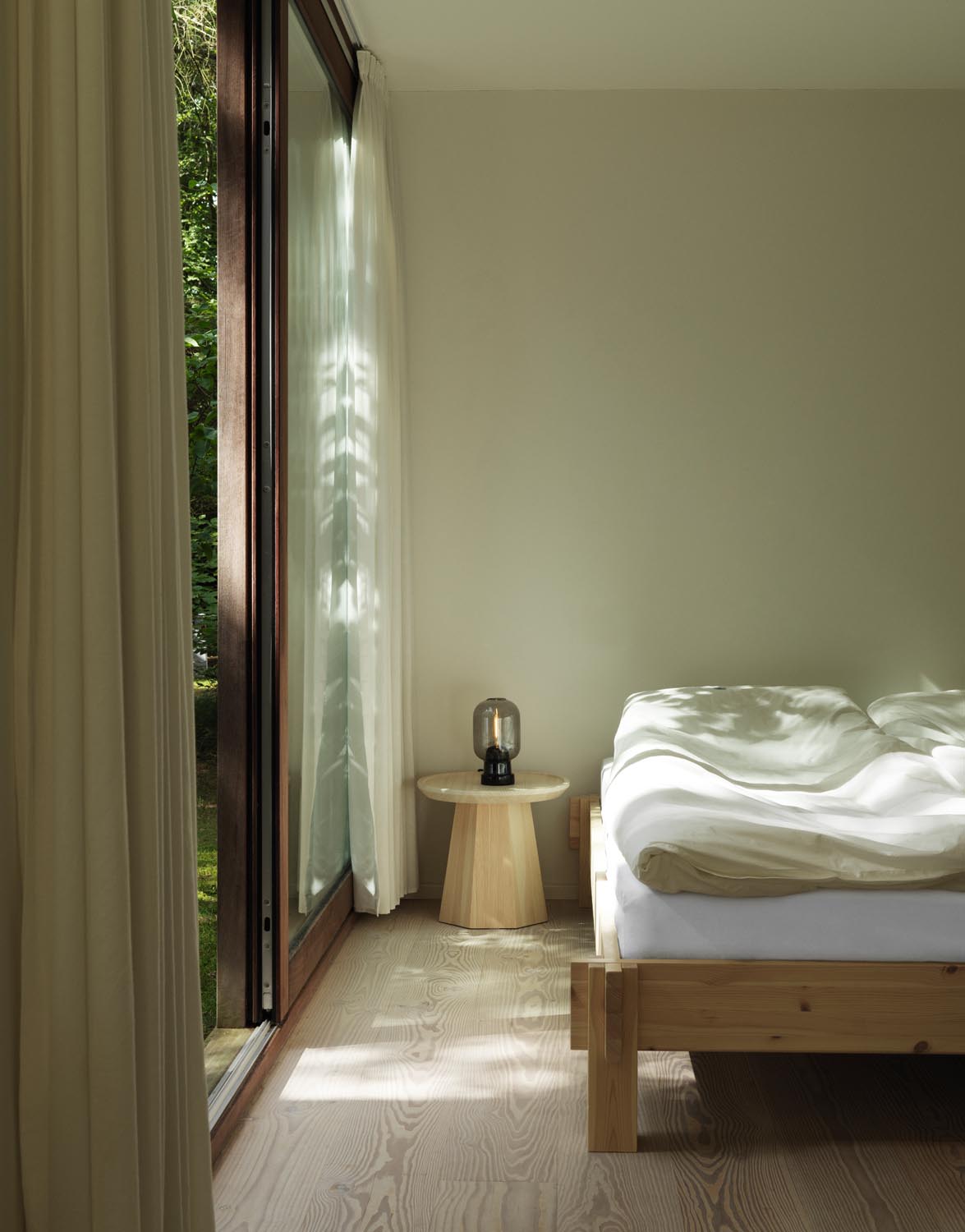 Notch Bettgestell in präsentiert im Onlineshop von KAQTU Design AG. Bett ist von Normann Copenhagen