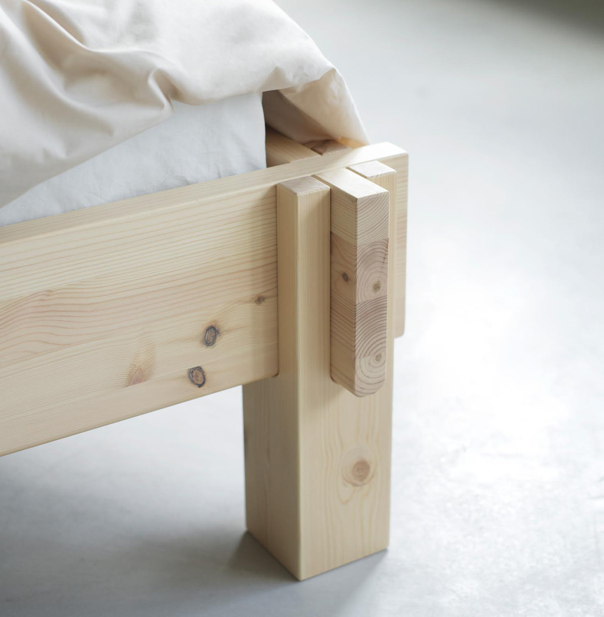 Notch Bettgestell in präsentiert im Onlineshop von KAQTU Design AG. Bett ist von Normann Copenhagen