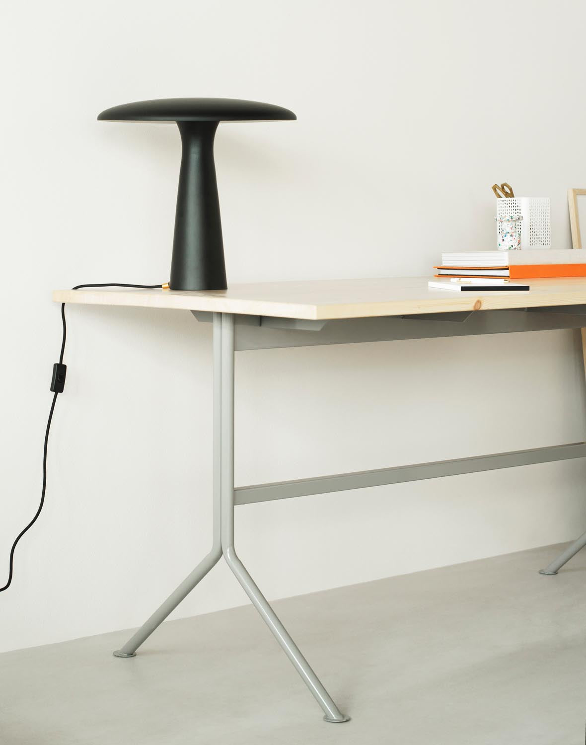 Kip Schreibtisch in Kiefer präsentiert im Onlineshop von KAQTU Design AG. Schreibtisch ist von Normann Copenhagen
