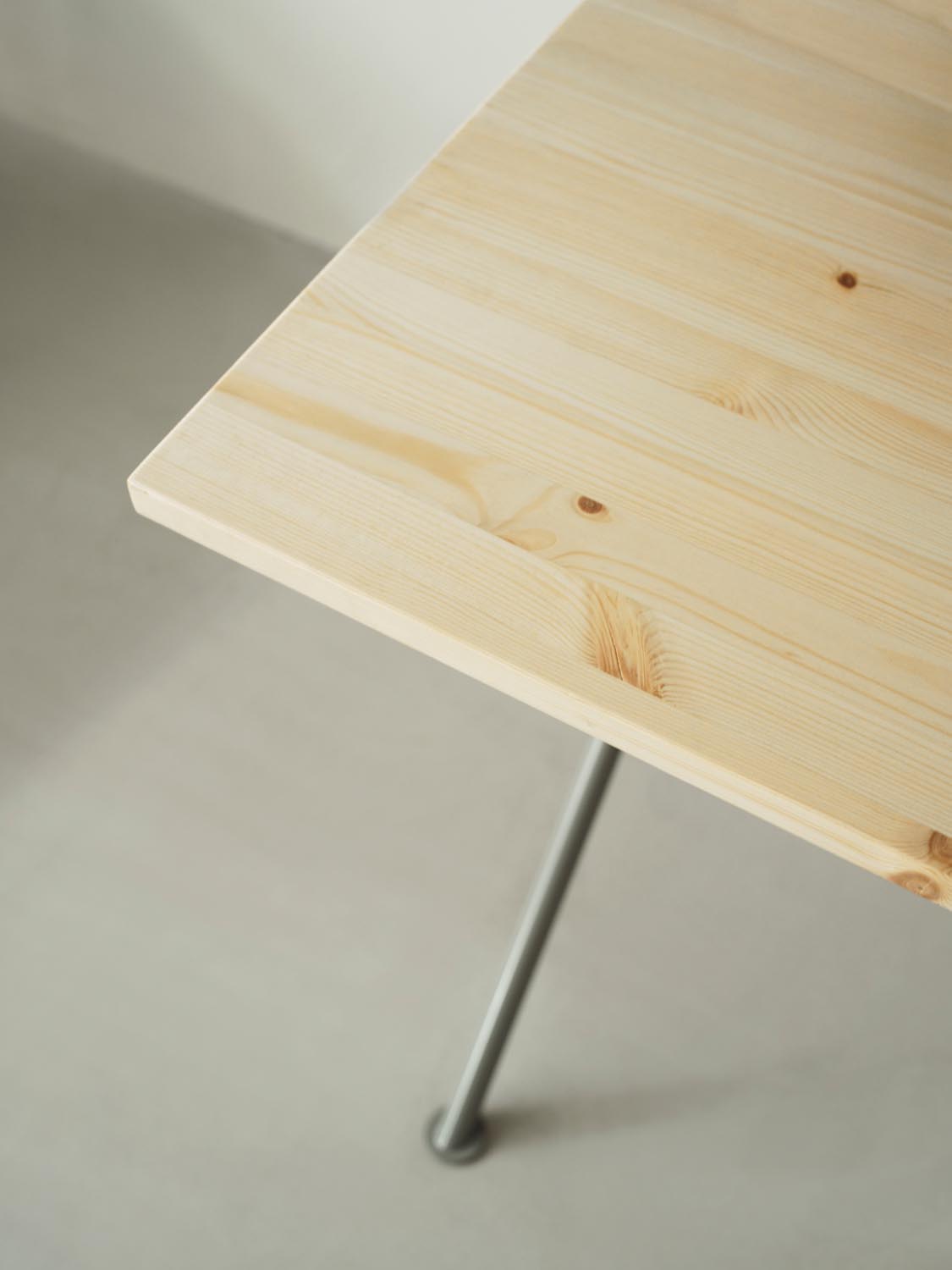 Kip Schreibtisch in Kiefer präsentiert im Onlineshop von KAQTU Design AG. Schreibtisch ist von Normann Copenhagen