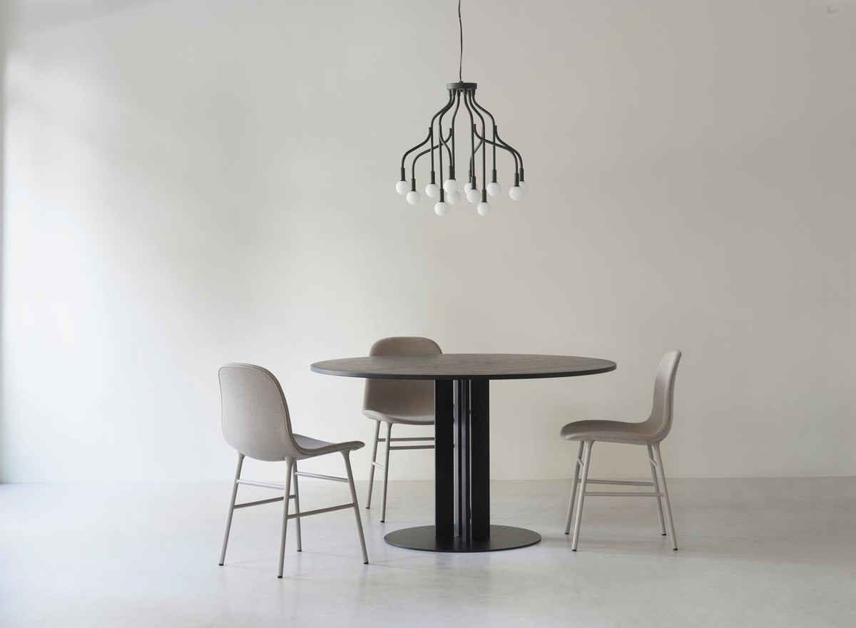 Vekst Lampe Klein EU Schwarz in präsentiert im Onlineshop von KAQTU Design AG. Pendelleuchte ist von Normann Copenhagen