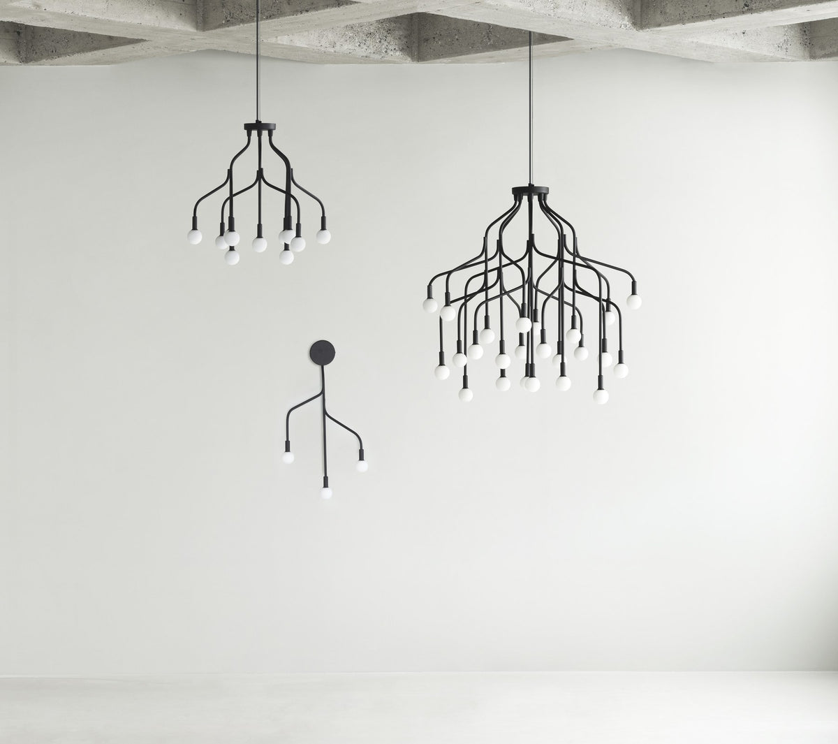 Vekst Wandlampe von Normann Copenhagen: schwarze, ästartige Arme aus pulverbeschichtetem Stahl mit Kugeln aus geätztem Opalglas.