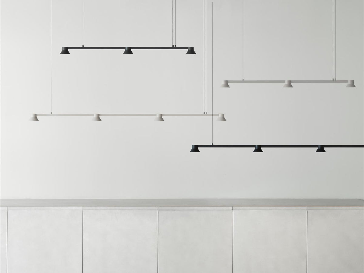 Hat Leuchte Linear Gross EU in präsentiert im Onlineshop von KAQTU Design AG. Pendelleuchte ist von Normann Copenhagen