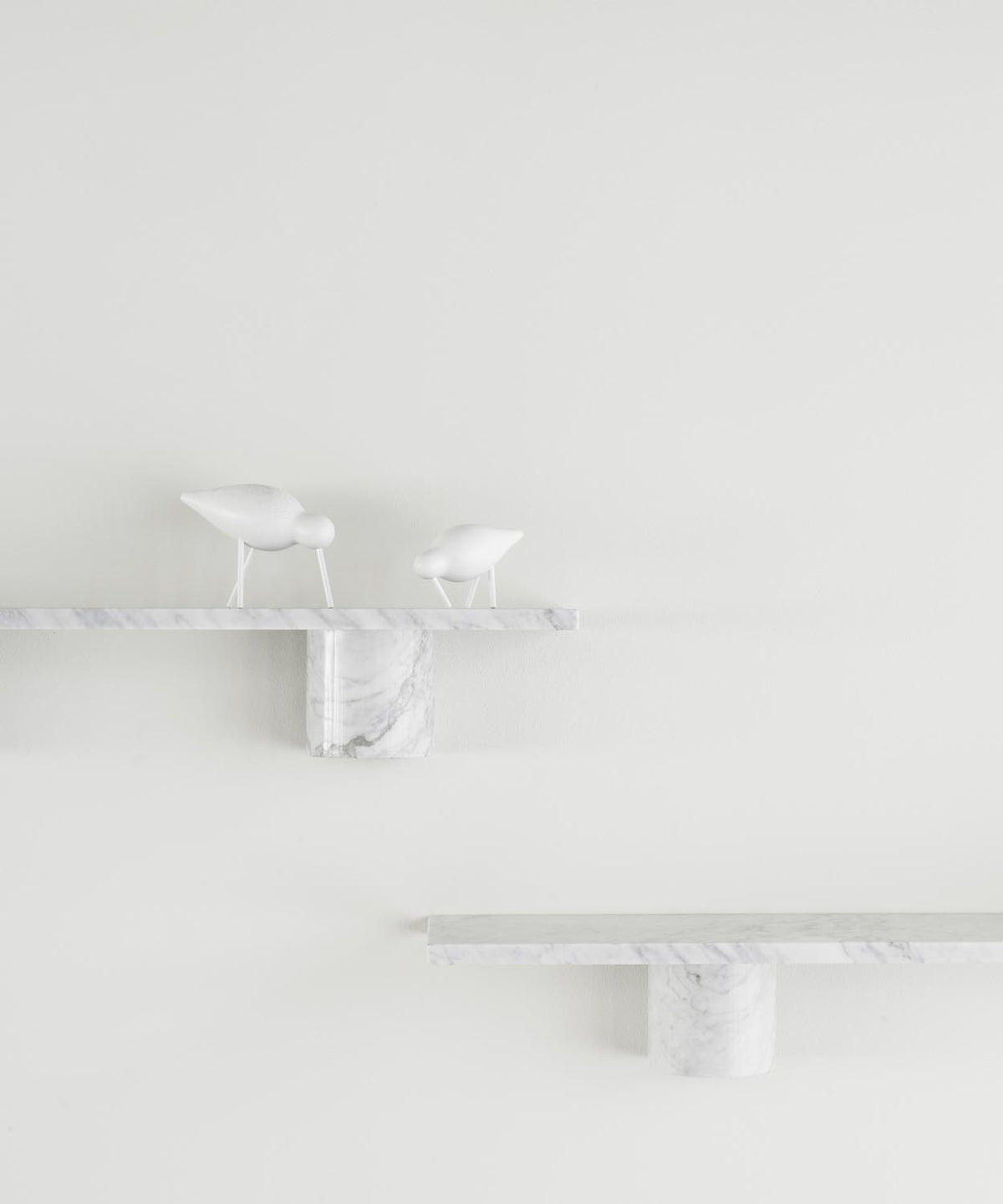 Weisses Wandregal aus massivem Carrara Marmor mit abgerundeten Steinträgern, montiert an einer Wand, skandinavisches Design von Normann Copenhagen.