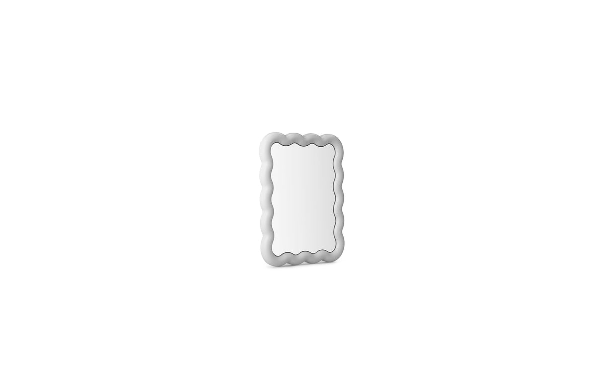 Illu Mirror 65 x 50 cm von Normann Copenhagen: Spiegel mit wellenförmigem Rahmen aus pulverbeschichtetem Stahl und Glasspiegelfläche.