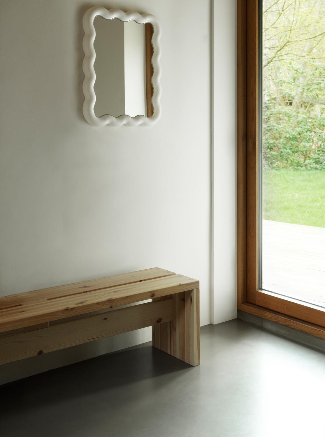 Illu Mirror 65 x 50 cm von Normann Copenhagen: Spiegel mit wellenförmigem Rahmen aus pulverbeschichtetem Stahl und Glasspiegelfläche.