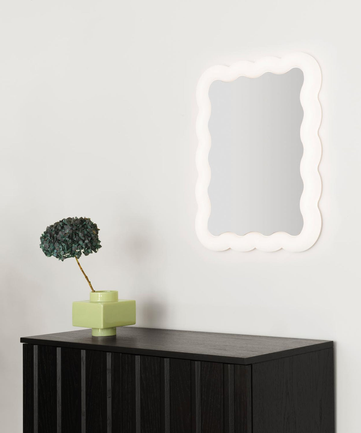 Illu Mirror 65 x 50 cm von Normann Copenhagen: Spiegel mit wellenförmigem Rahmen aus pulverbeschichtetem Stahl und Glasspiegelfläche.