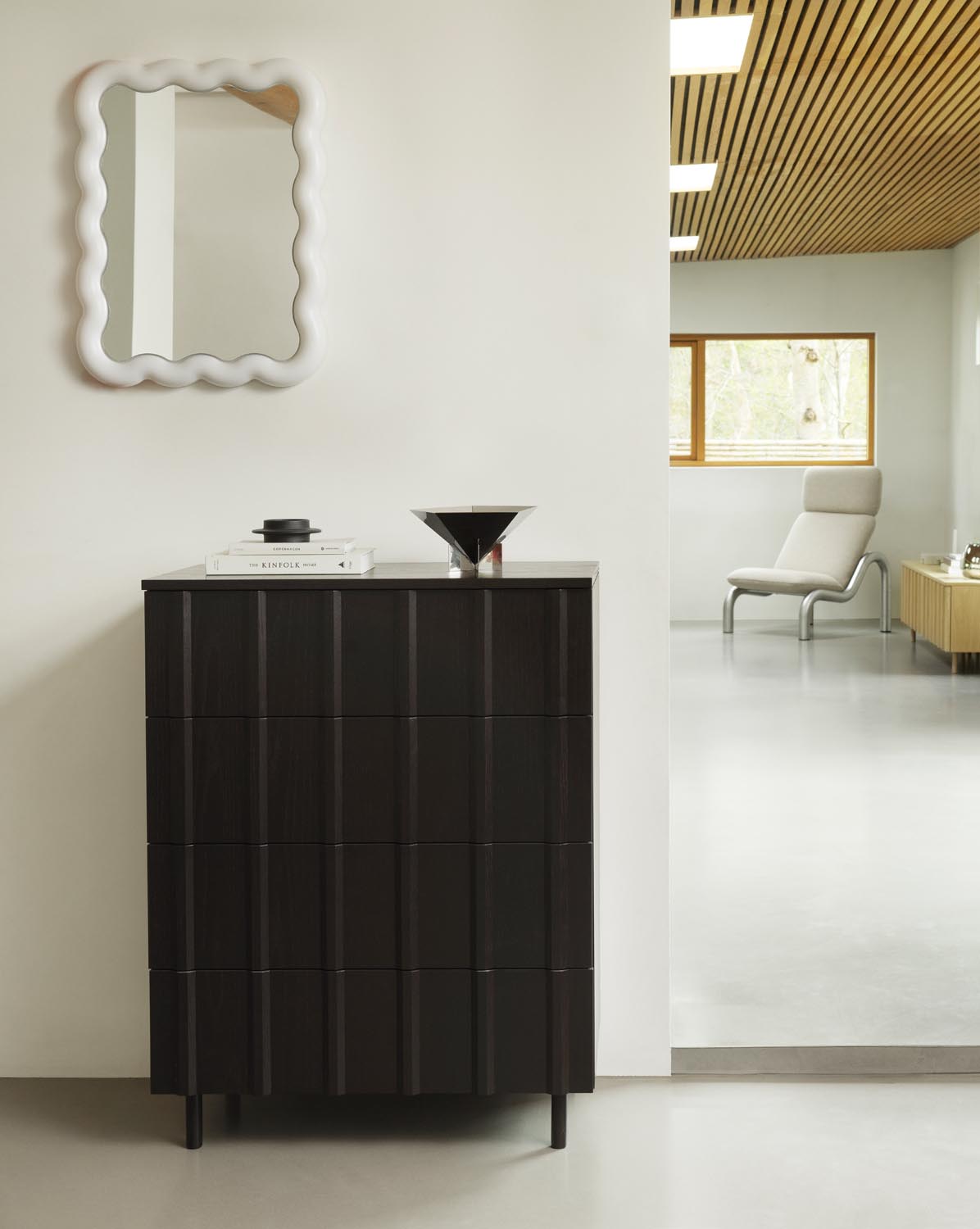 Illu Mirror 65 x 50 cm von Normann Copenhagen: Spiegel mit wellenförmigem Rahmen aus pulverbeschichtetem Stahl und Glasspiegelfläche.
