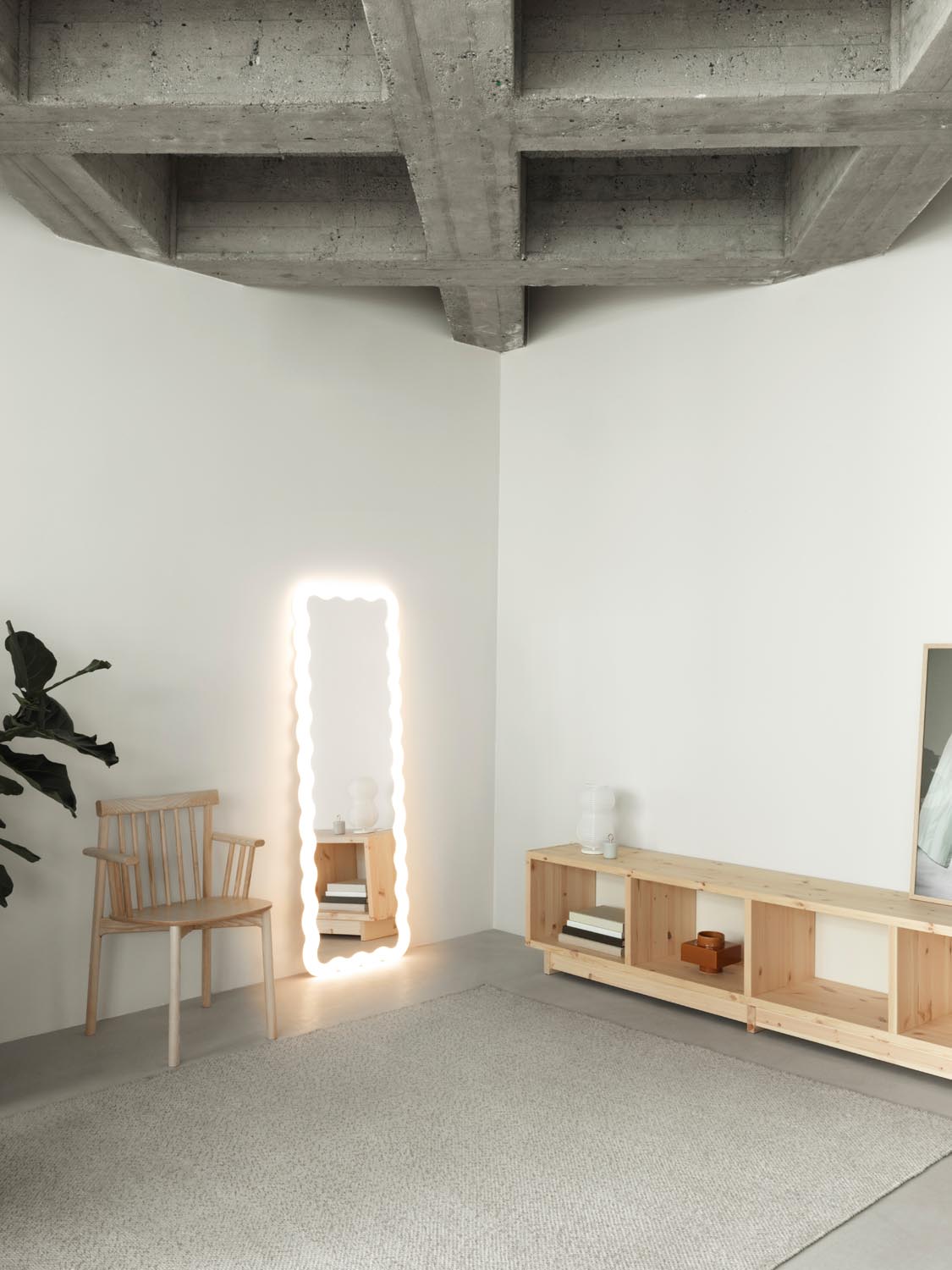 Illu Spiegel 160 x 55 cm von Normann Copenhagen mit wellenförmigem Stahlrahmen, LED-Beleuchtung und Glasspiegel aus PMMA.
