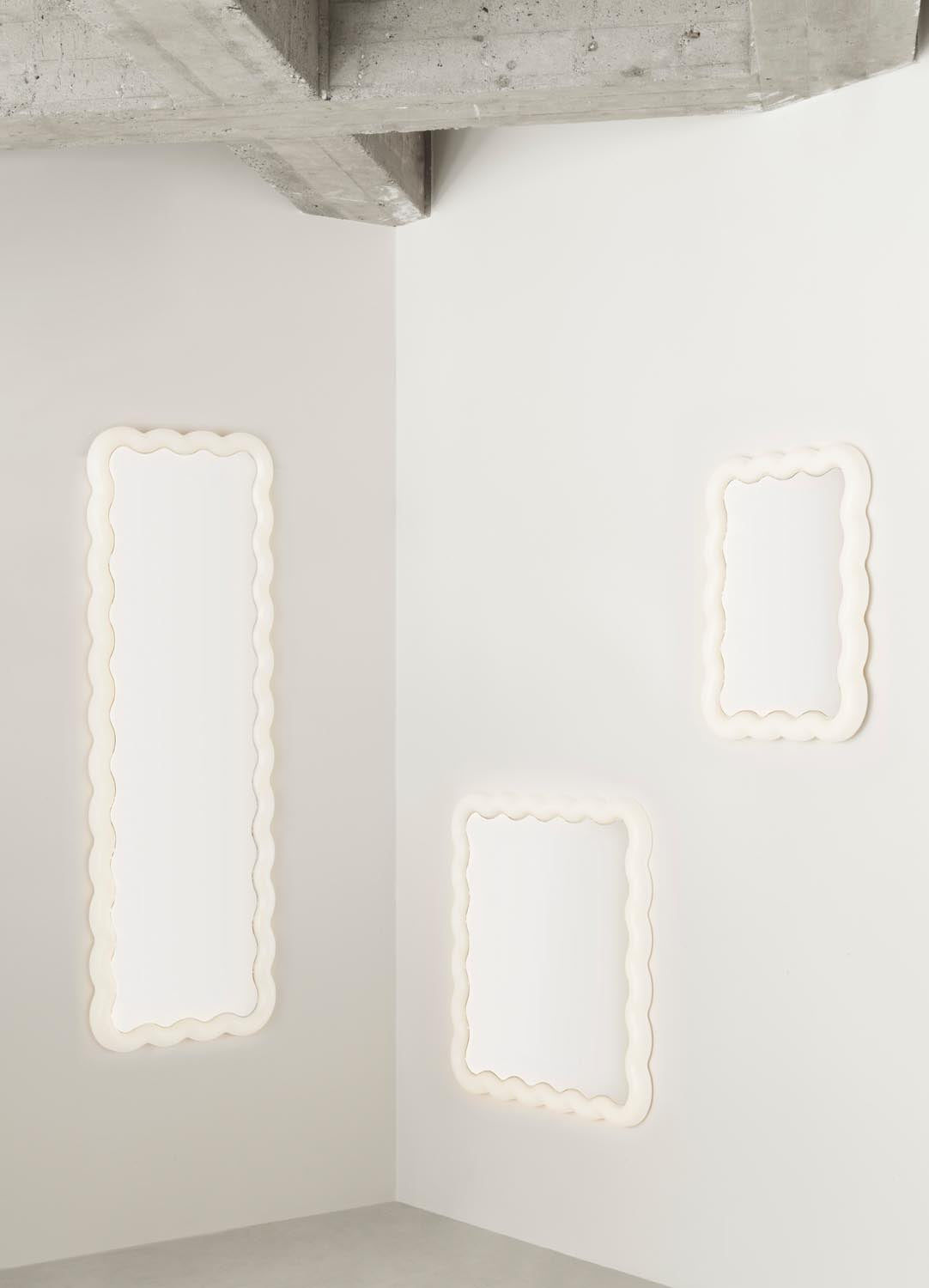 Illu Spiegel 160 x 55 cm von Normann Copenhagen mit wellenförmigem Stahlrahmen, LED-Beleuchtung und Glasspiegel aus PMMA.