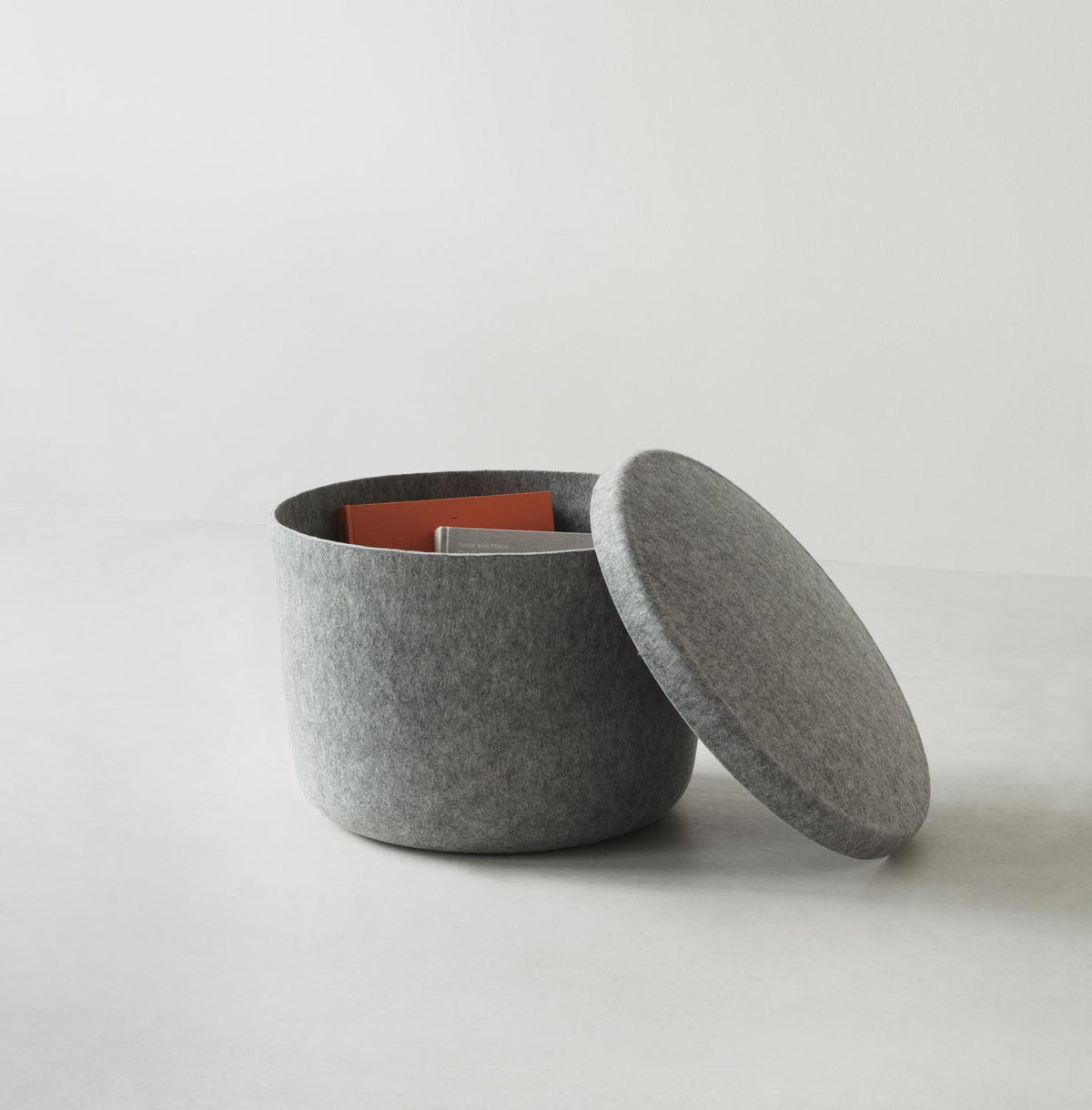 Hide Storage Pouf klein in Felt 393 präsentiert im Onlineshop von KAQTU Design AG. Pouf ist von Normann Copenhagen