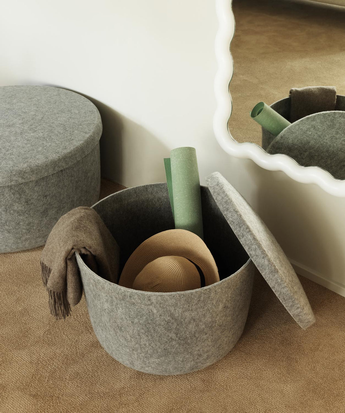 Hide Storage Pouf klein in Felt 393 präsentiert im Onlineshop von KAQTU Design AG. Pouf ist von Normann Copenhagen