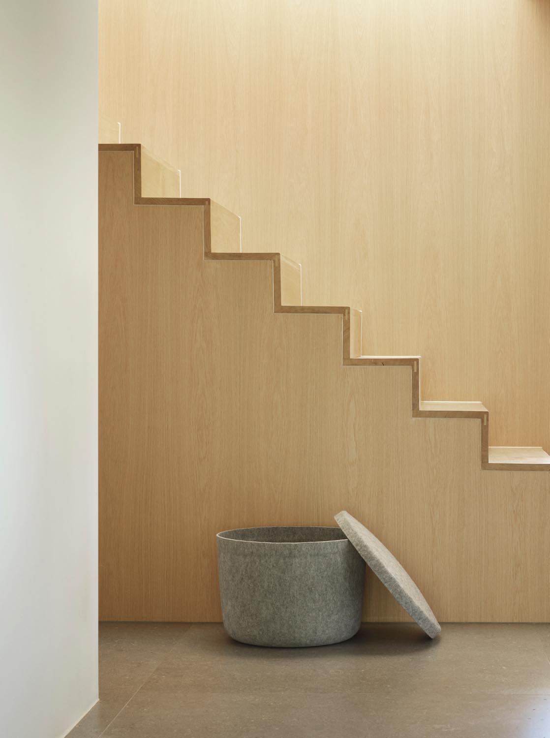 Hide Storage Pouf klein in Felt 393 präsentiert im Onlineshop von KAQTU Design AG. Pouf ist von Normann Copenhagen