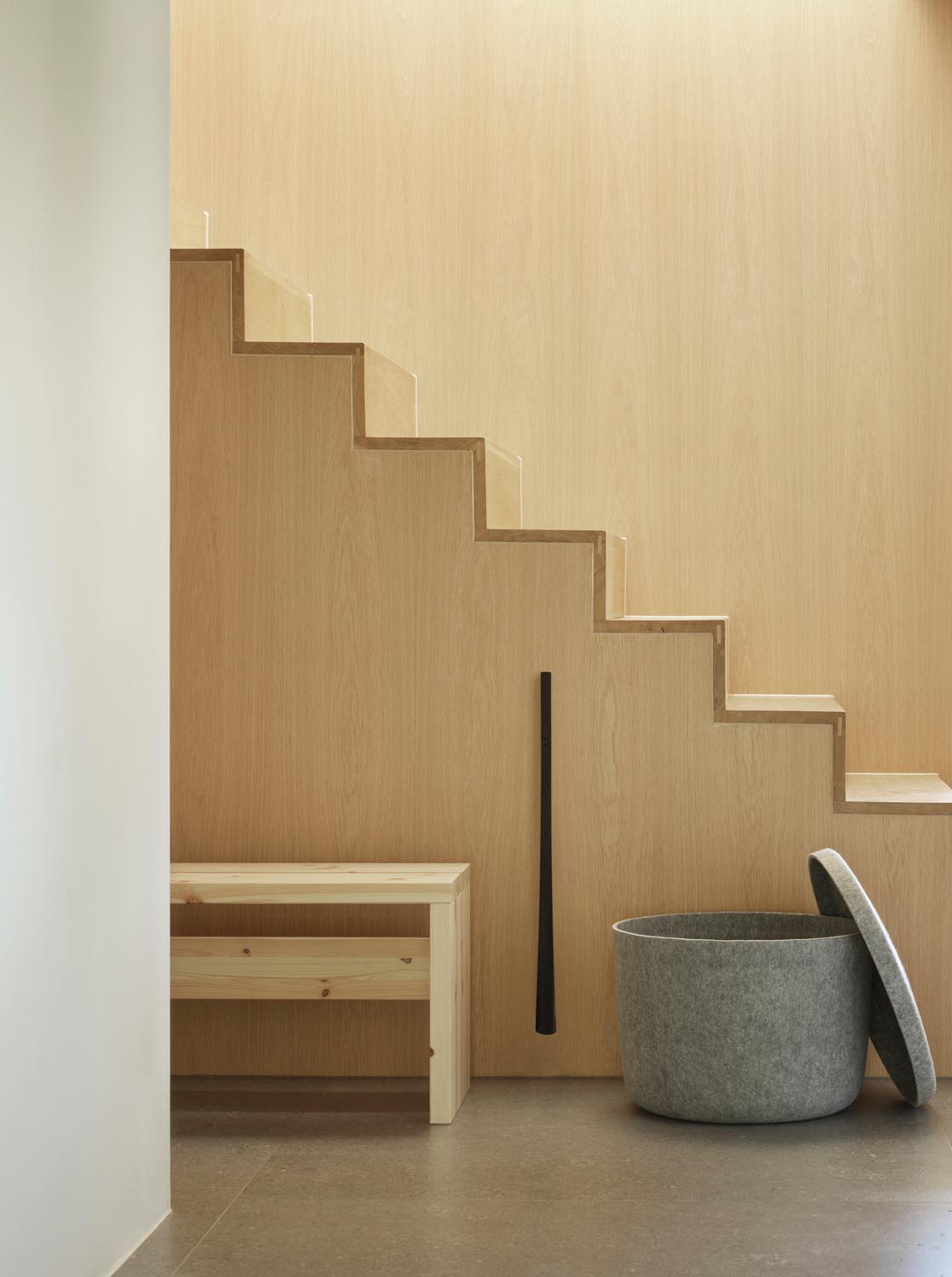 Hide Storage Pouf klein in präsentiert im Onlineshop von KAQTU Design AG. Pouf ist von Normann Copenhagen