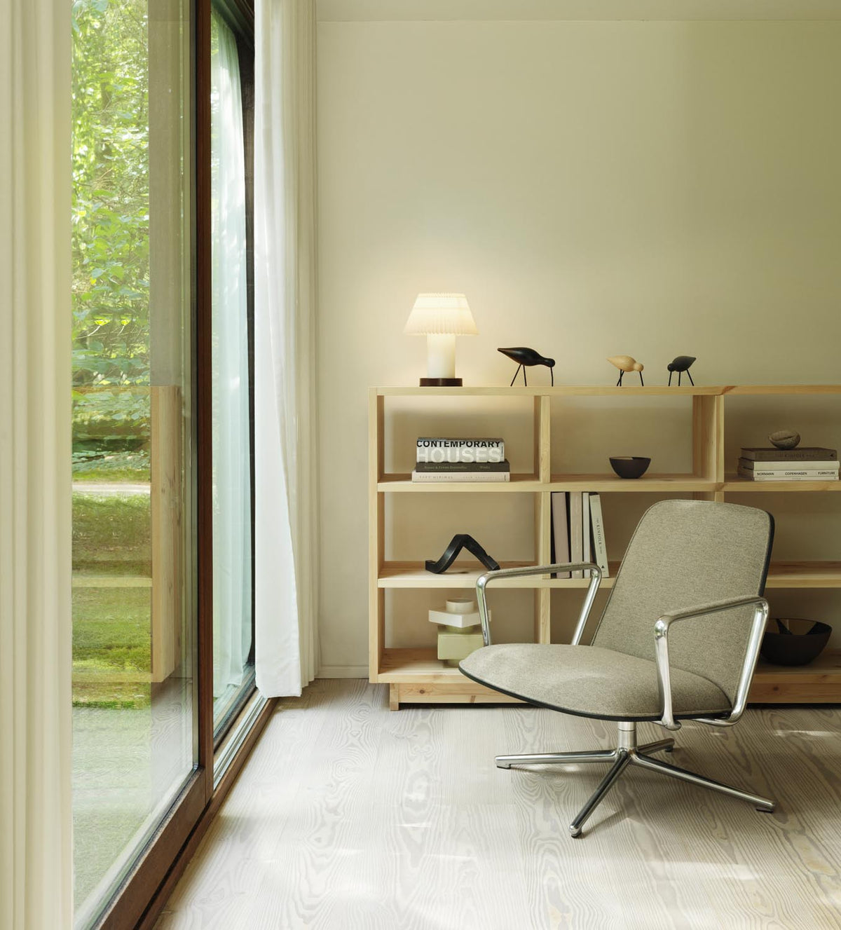 Tischleuchte Cellu EU von Normann Copenhagen in Hellgrün mit plissiertem PVC-Lampenschirm, Aluminiumstiel und Stahlsockel aus rostfreiem Stahl.