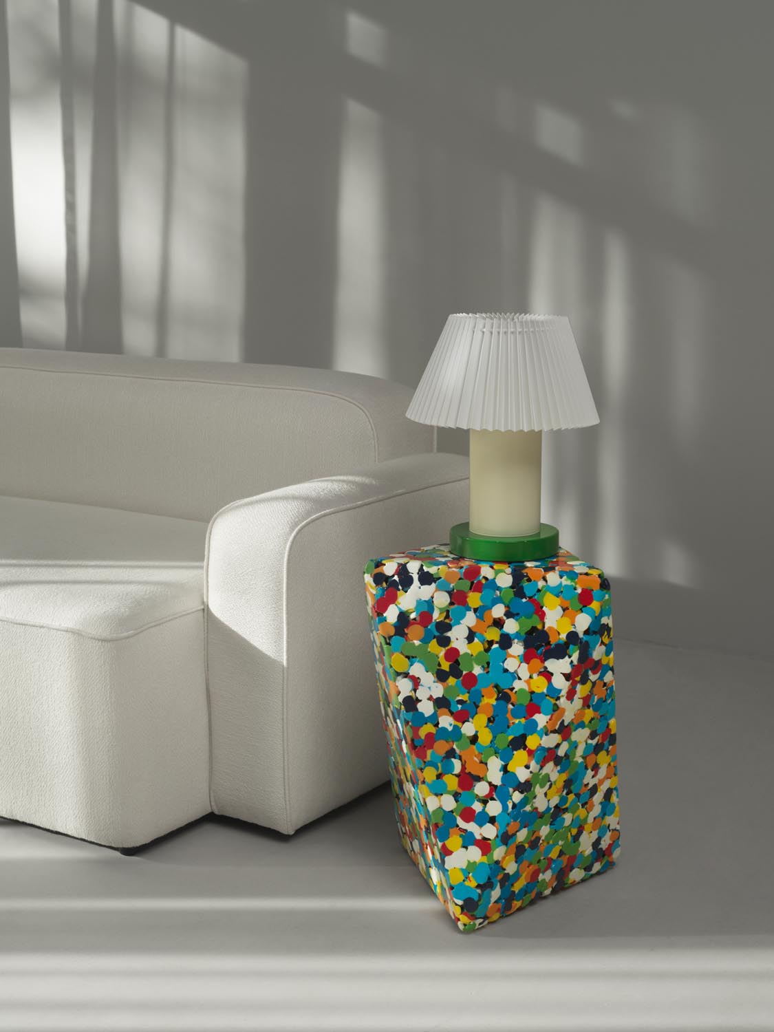 Tischleuchte Cellu EU von Normann Copenhagen in Hellgrün mit plissiertem PVC-Lampenschirm, Aluminiumstiel und Stahlsockel aus rostfreiem Stahl.