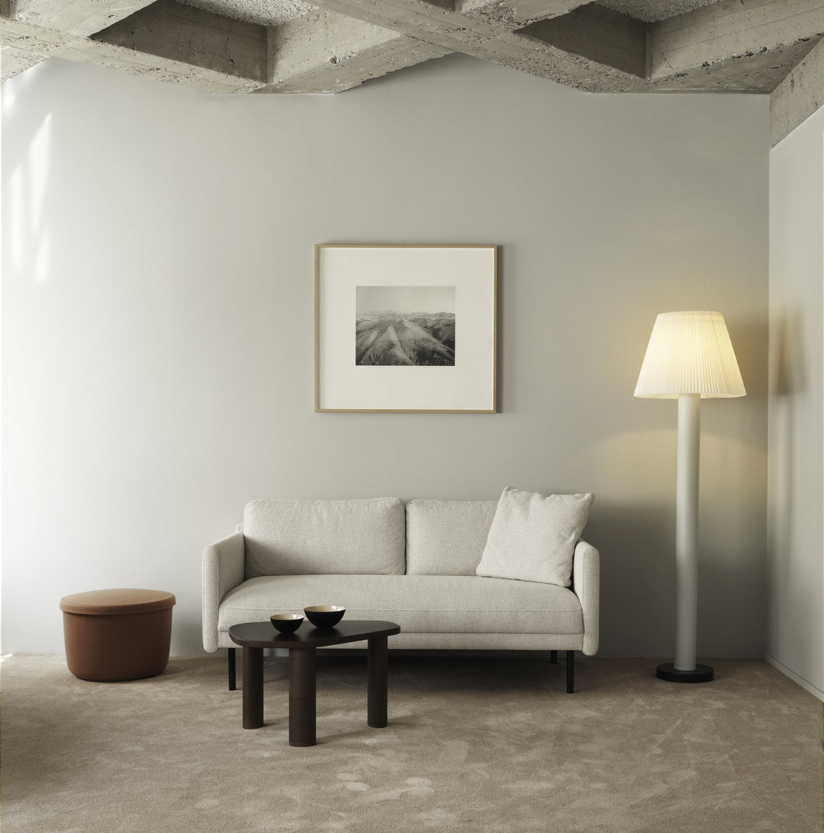 Weisse Cellu Stehlampe EU von Normann Copenhagen mit plissiertem PVC-Lampenschirm, Aluminiumstiel und Stahlsockel, moderne skandinavische Stehleuchte.