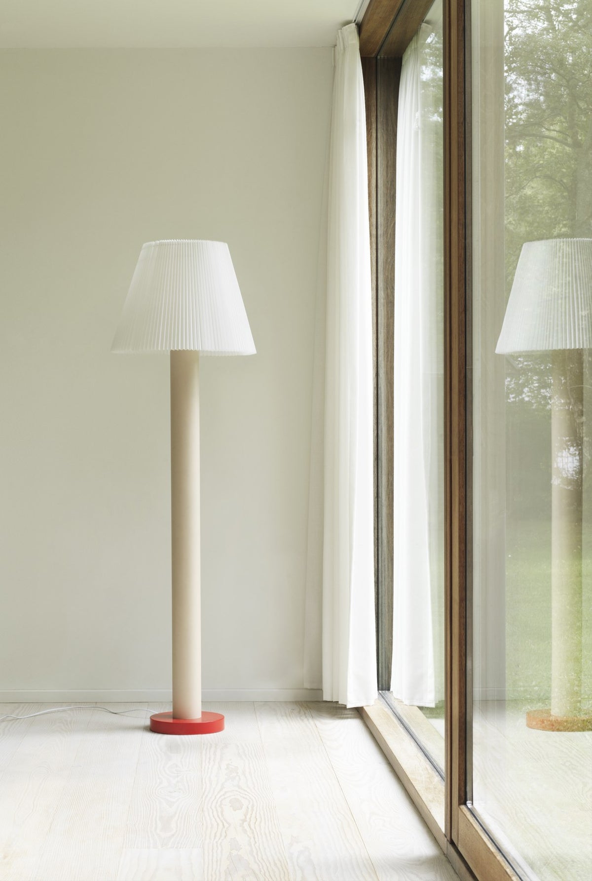 Weisse Cellu Stehlampe EU von Normann Copenhagen mit plissiertem PVC-Lampenschirm, Aluminiumstiel und Stahlsockel, moderne skandinavische Stehleuchte.