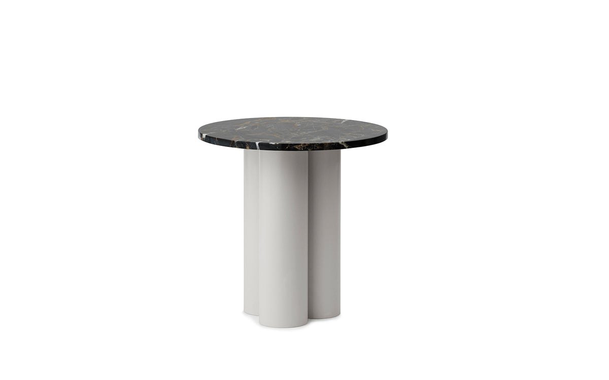 Beistelltisch Dit von Normann Copenhagen mit runder Tischplatte aus Stein in Sand Travertine Light, getragen von drei zylindrischen Stahlbeinen.