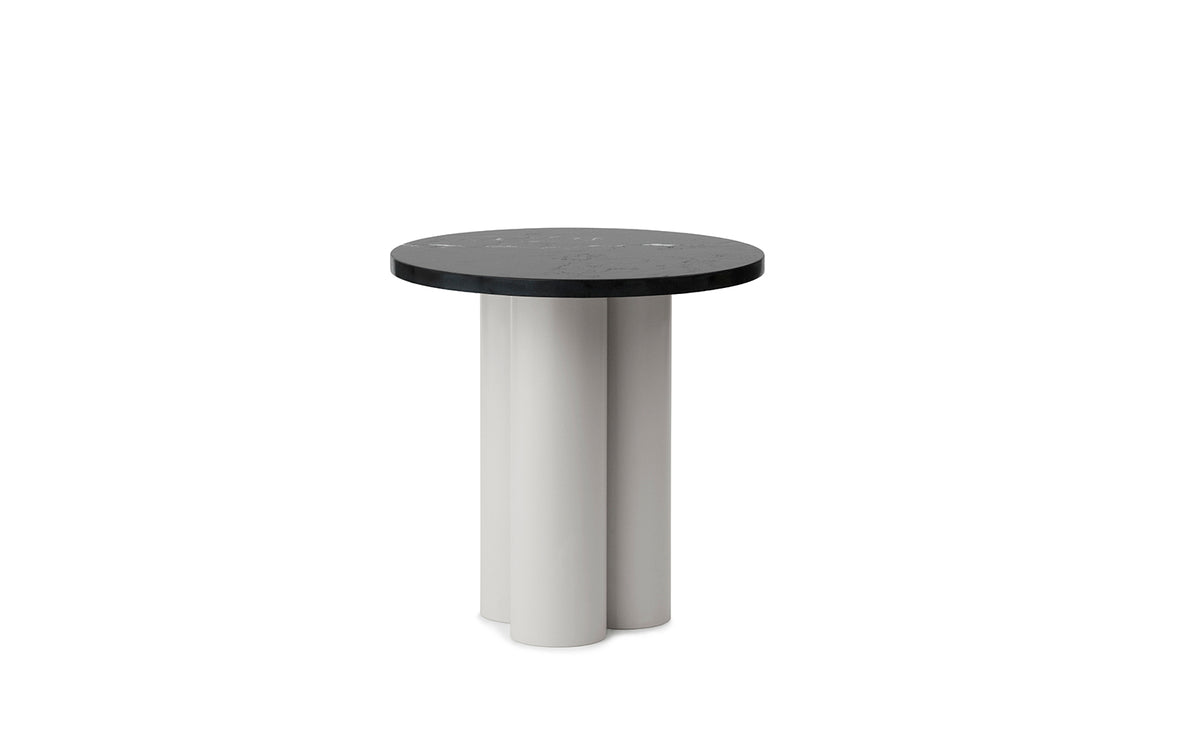 Beistelltisch Dit von Normann Copenhagen mit runder Tischplatte aus Stein in Sand Travertine Light, getragen von drei zylindrischen Stahlbeinen.