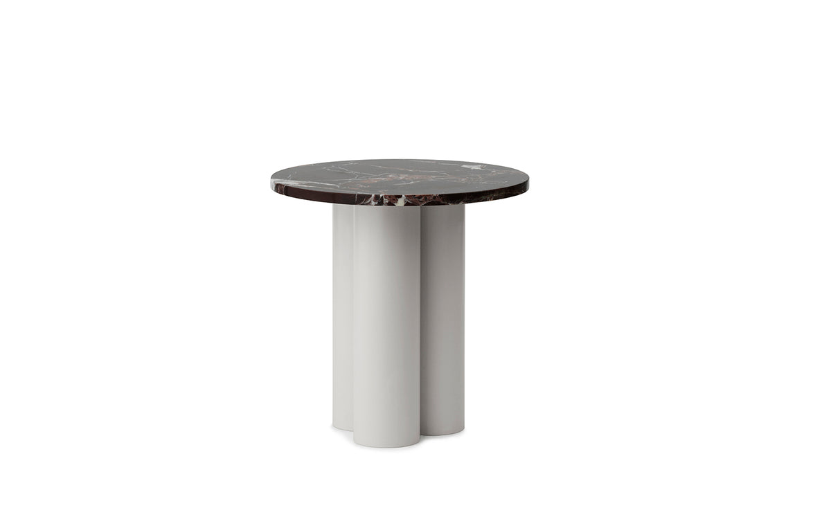Beistelltisch Dit von Normann Copenhagen mit runder Tischplatte aus Stein in Sand Travertine Light, getragen von drei zylindrischen Stahlbeinen.