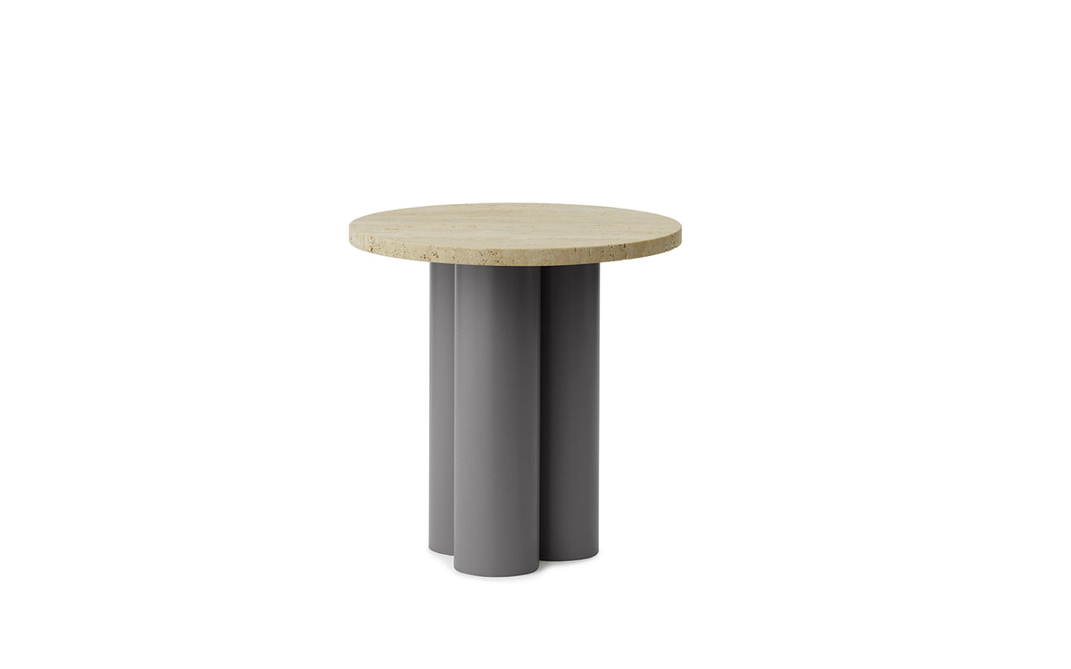 Beistelltisch Dit von Normann Copenhagen mit runder Tischplatte aus Stein in Sand Travertine Light, getragen von drei zylindrischen Stahlbeinen.