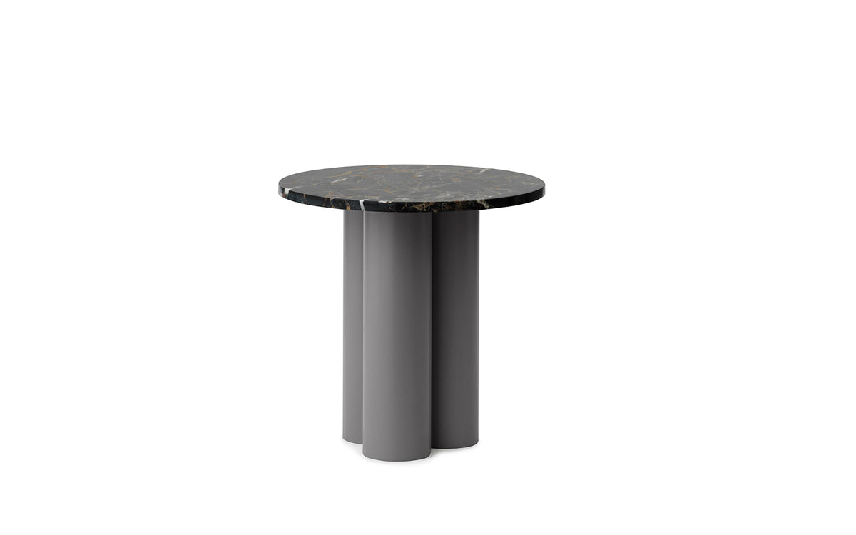Beistelltisch Dit von Normann Copenhagen mit runder Tischplatte aus Stein in Sand Travertine Light, getragen von drei zylindrischen Stahlbeinen.