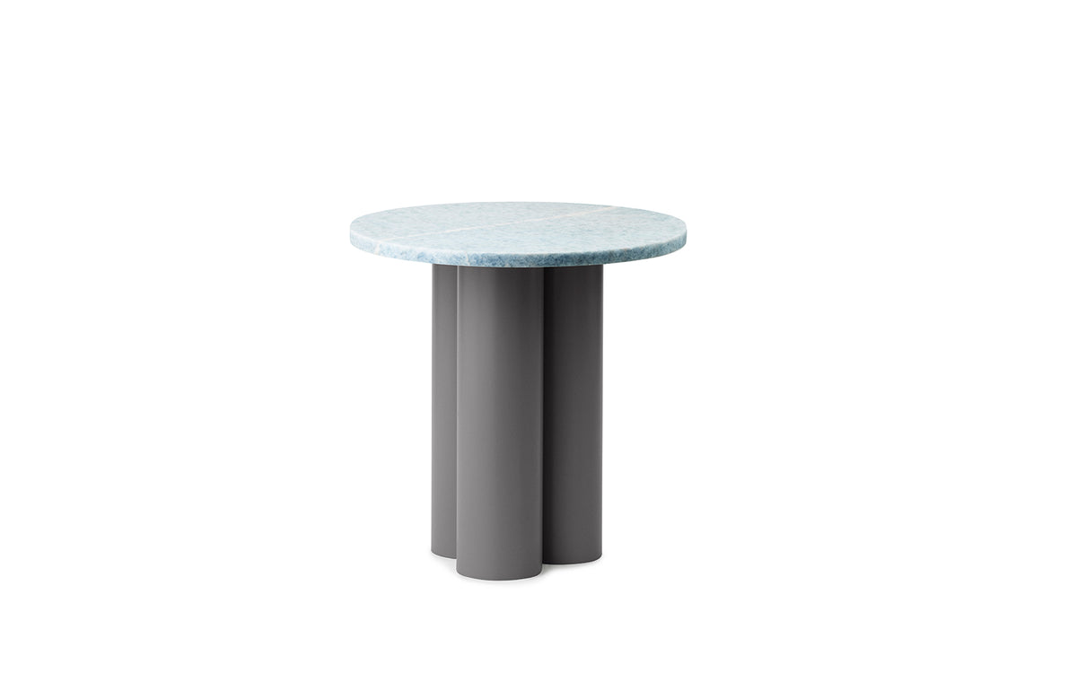 Beistelltisch Dit von Normann Copenhagen mit runder Tischplatte aus Stein in Sand Travertine Light, getragen von drei zylindrischen Stahlbeinen.