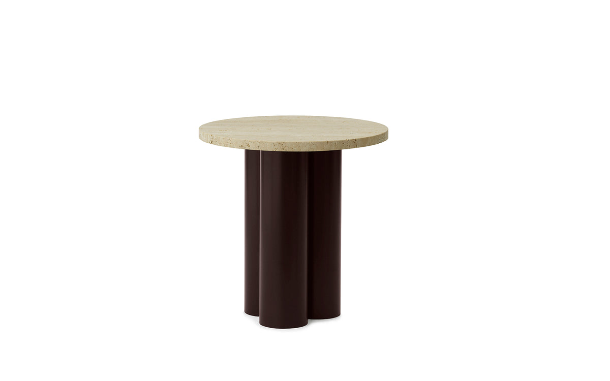 Beistelltisch Dit von Normann Copenhagen mit runder Tischplatte aus Stein in Sand Travertine Light, getragen von drei zylindrischen Stahlbeinen.