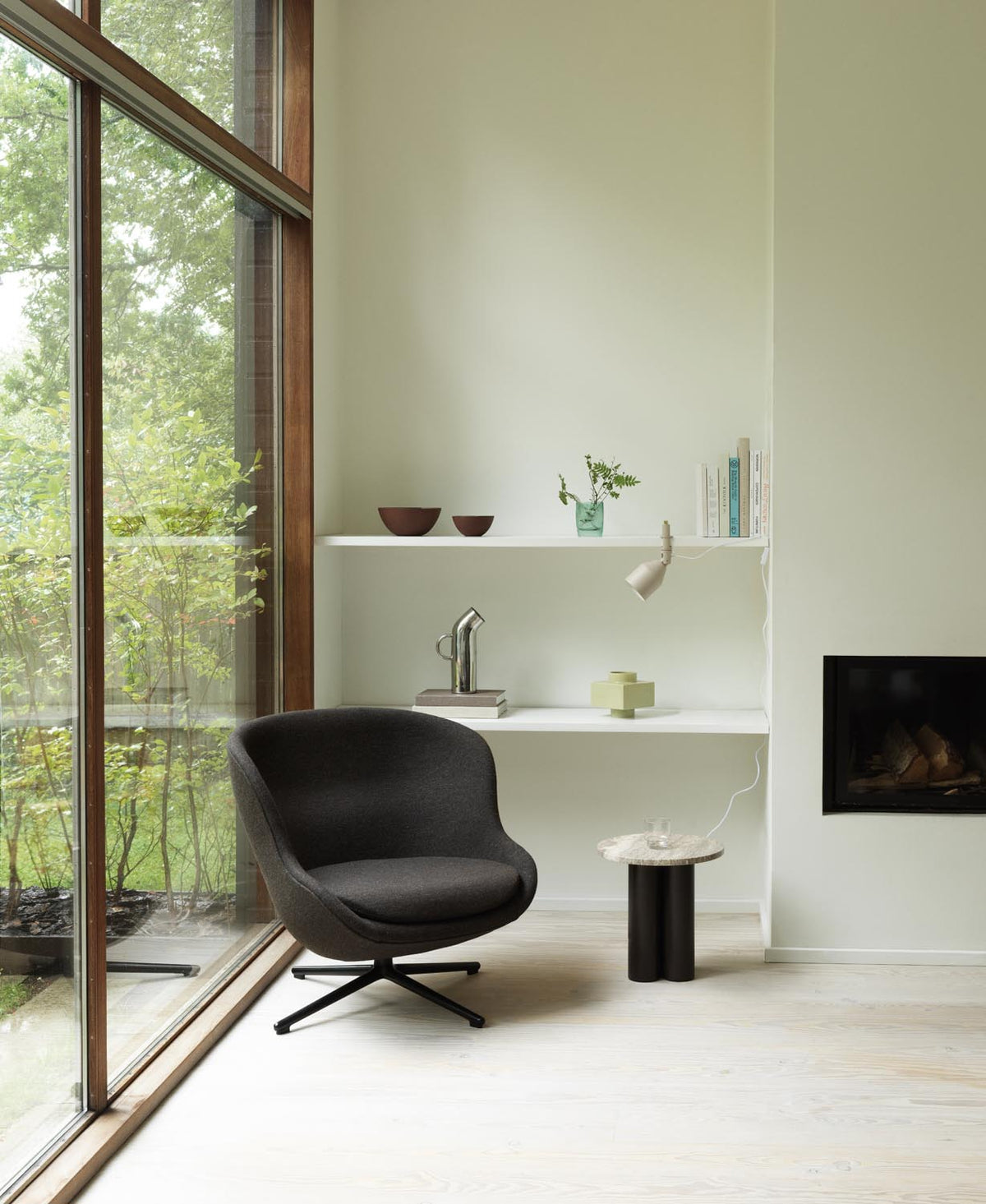 Beistelltisch Dit von Normann Copenhagen mit runder Tischplatte aus Stein in Sand Travertine Light, getragen von drei zylindrischen Stahlbeinen.